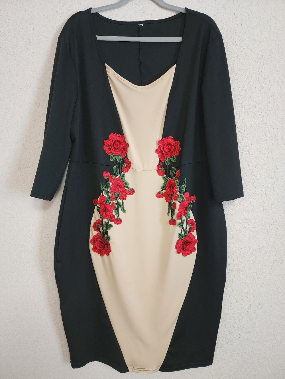 Elegant Black and Cream Floral Applique Sheath Dress